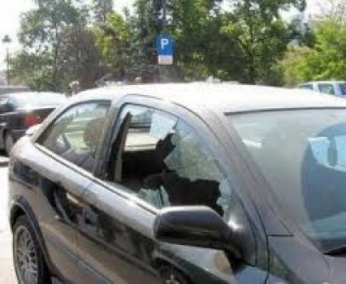 A spart cu piatra geamul unui autoturism, pentru a fura